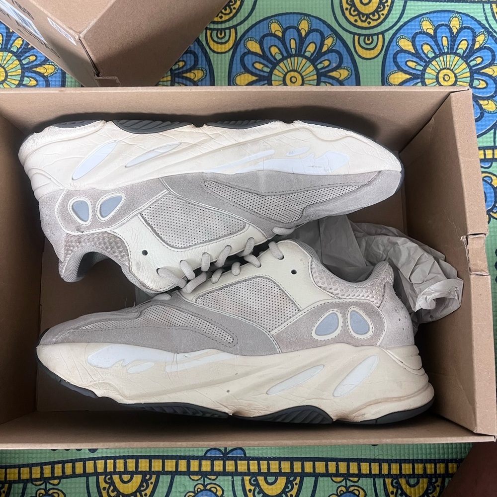 Yeezy 700 Analog